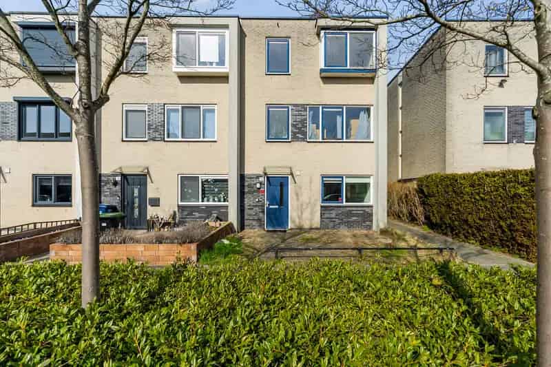 Huis te koop Almere: Ruime 4 Slaapkamers, Zonnige Tuin, Kindvriendelijke Wijk