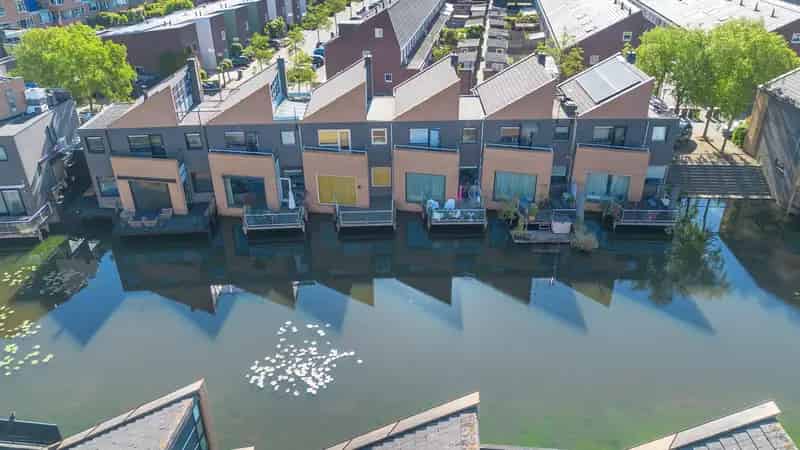 Huis te koop Amersfoort Nieuwland: Lichtrijk, 3 slaapkamers, terras aan het water