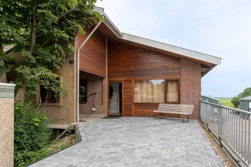 Bedrijfshal met Woning te Lekkerkerk