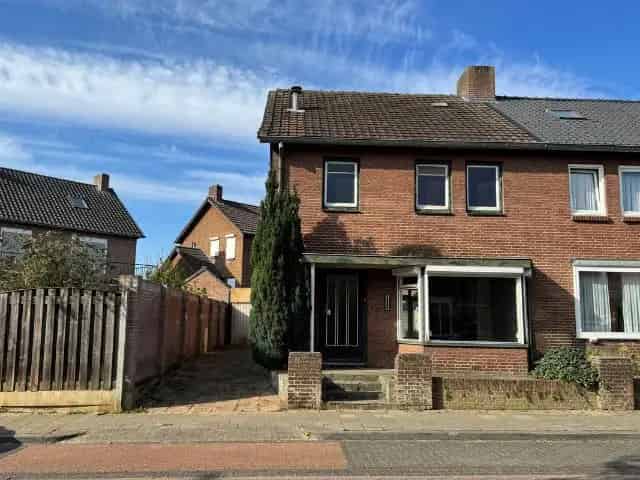 Tweekapper Maasniel 3 slaapkamers starters woning jaren 50