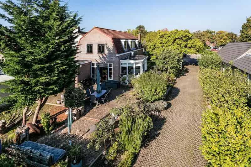 Huis te koop Moerdijk Ruime woning met bedrijfsruimte