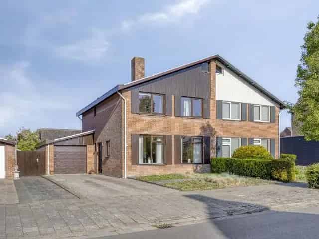 Ruime 21-kapwoning te koop in Kloosterzande