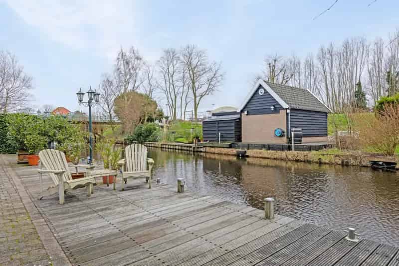 Huis te koop Westzaan: Aanlegsteiger, Ruime Tuin & Gastenverblijf