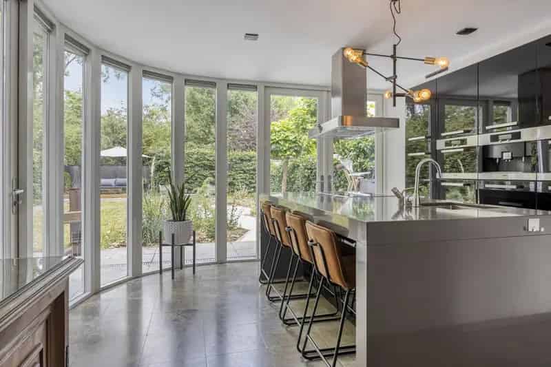 Ruime woning aan park met slaapkamer begane grond
