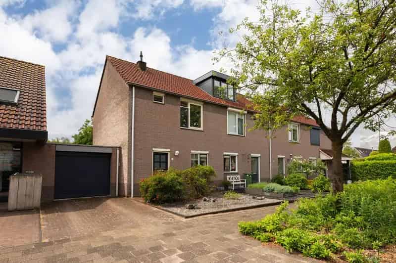 Hoekwoning met garage en grote tuin te Voorthuizen