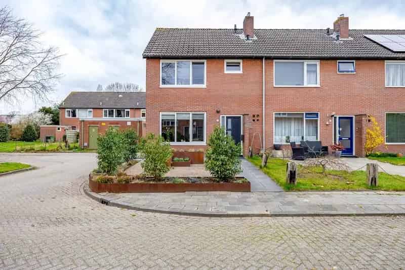 Ruime Hoekwoning te Leek met 4 slaapkamers en moderne keuken