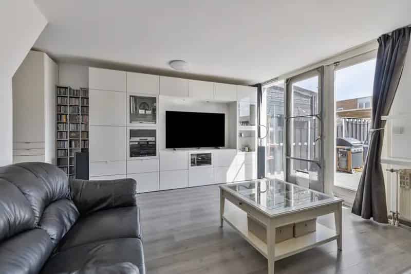 Hoekwoning nabij speeltuin, school en winkelcentrum