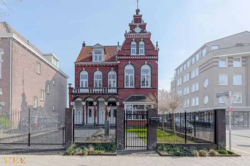 Uniek gerenoveerd herenhuis Blerick 6 slaapkamers Maas zicht
