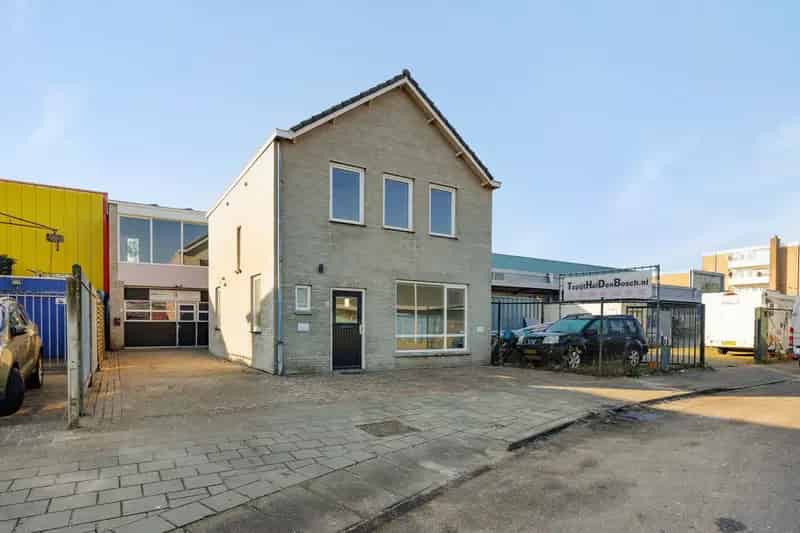 Bedrijfswoning met bedrijfshal te 's-Hertogenbosch