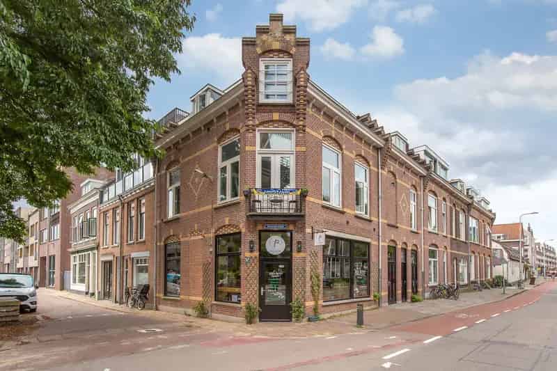 Belegging Utrecht Verhuurde Bedrijfsruimte met Bovenwoning