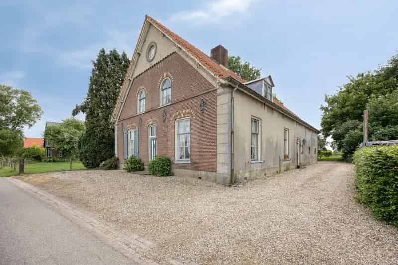 Huis te koop Randwijk: Ruime woonboerderij met weide