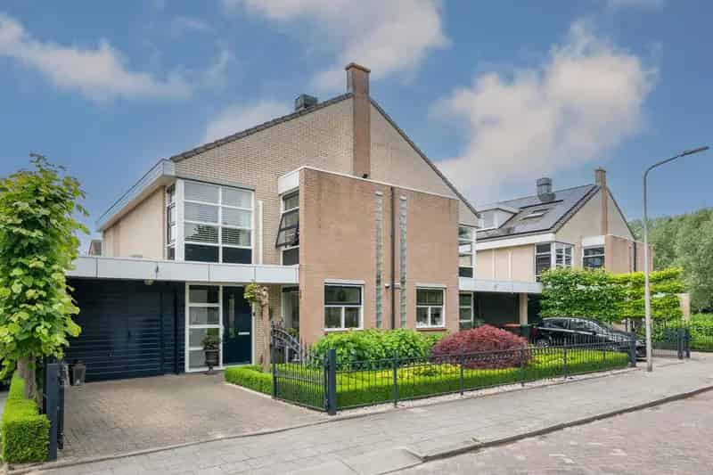 Riante 2 1-kap woning 180m2 te koop Aan het water
