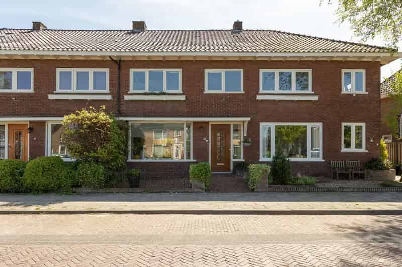 Ruime jaren 30 woning met diepe tuin en atelier