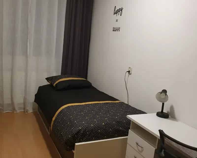 Kamer te Huur Nabij Metro en Supermarkten