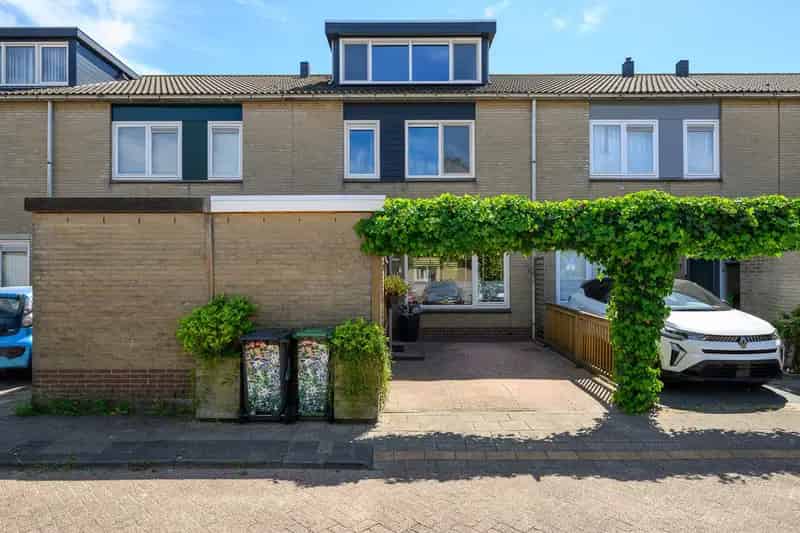 Ruime 5-kamer eengezinswoning te Zoetermeer met serre en tuin aan het water