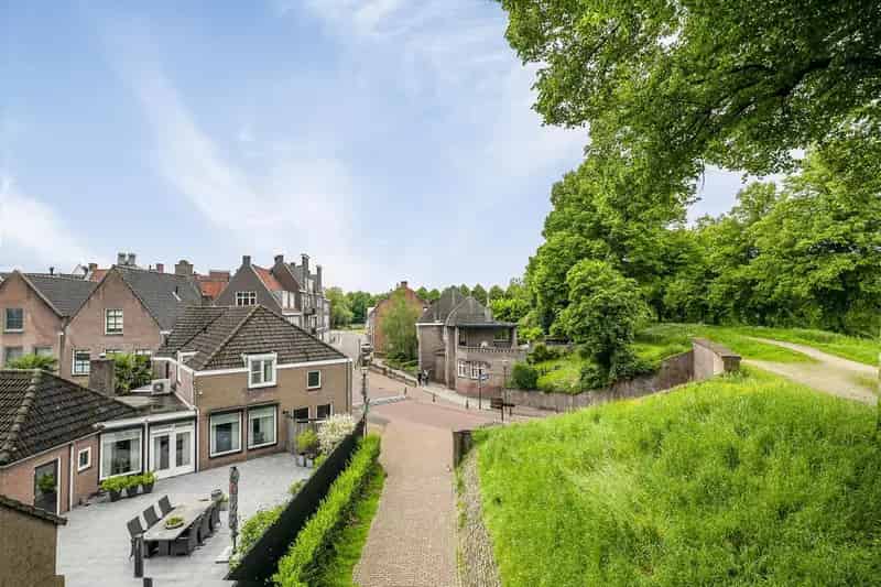 Riant Stadshuis Hulst Nabij Stadswallen 4 slaapkamers Tuin Garage