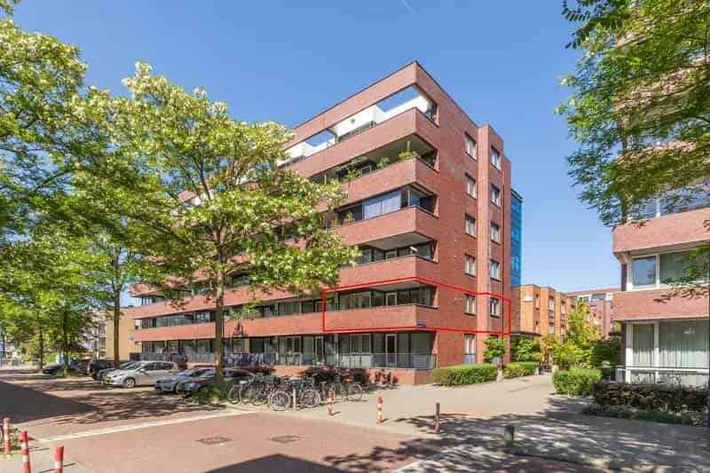 Amsterdam Osdorp: Ruim 3 Slaapkamers Appartement  Eigen Parkeerplaats