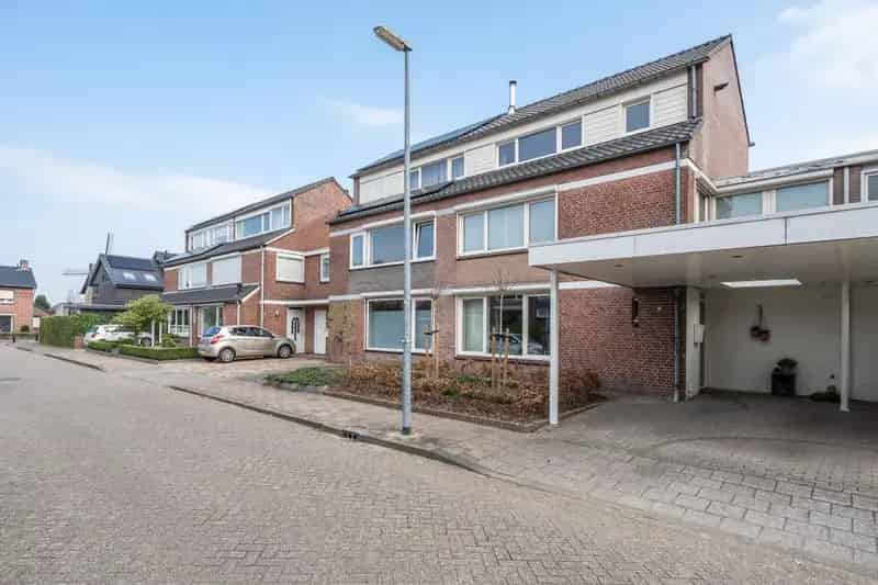 Ruime woning 4 slaapkamers praktijkruimte Zeelst