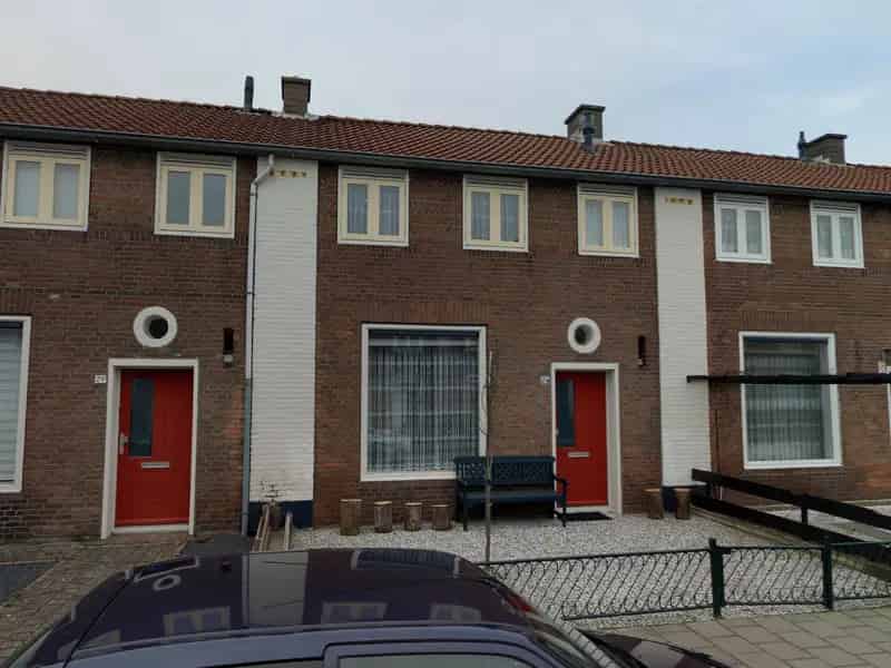 Huis met tuin en afdak nabij winkels