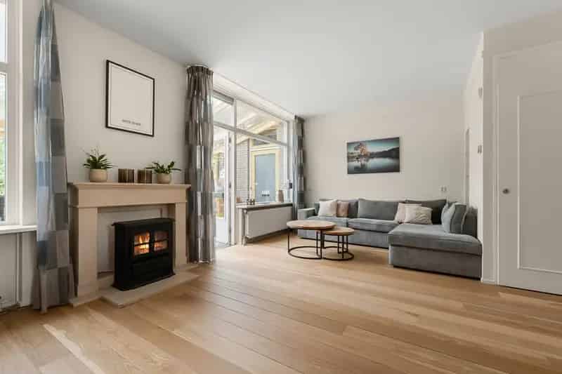 Huis te koop Uithoorn: Ruime villa met 6 slaapkamers, luxe afwerking en tuin aan water