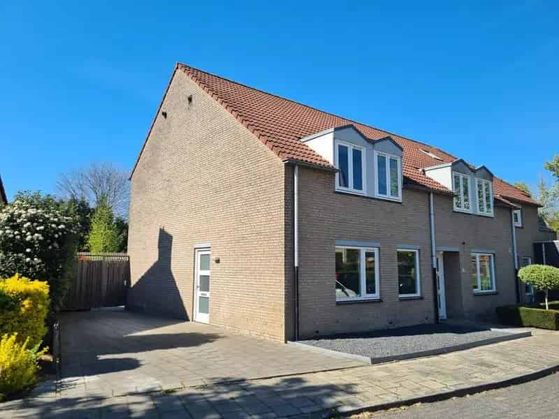 Hoekwoning Budel 3 slaapkamers tuin oprit energielabel C