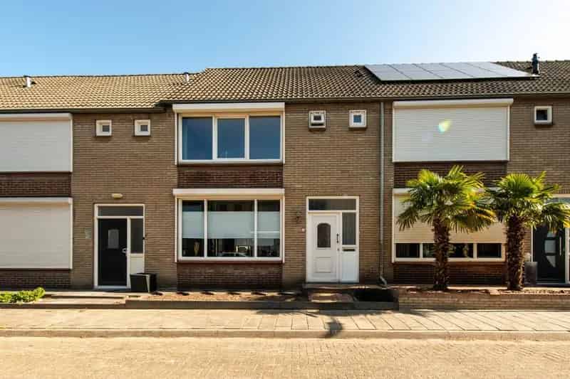Tussenwoning Hoogerheide 4 slaapkamers moderne keuken badkamer