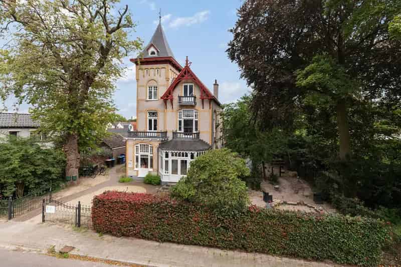 Belegging Apeldoorn: Vrijstaande Villa met Kinderdagverblijf en Appartement