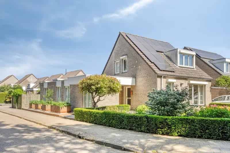 Zeer ruime 4 slaapkamer woning te Zeelst