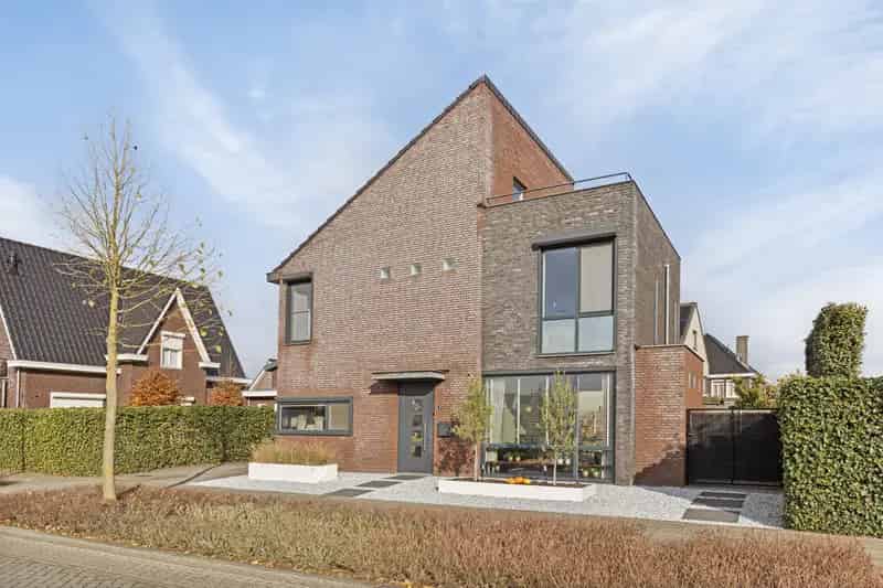 Ruime gezinswoning met kantoor aan huis in Nederweert