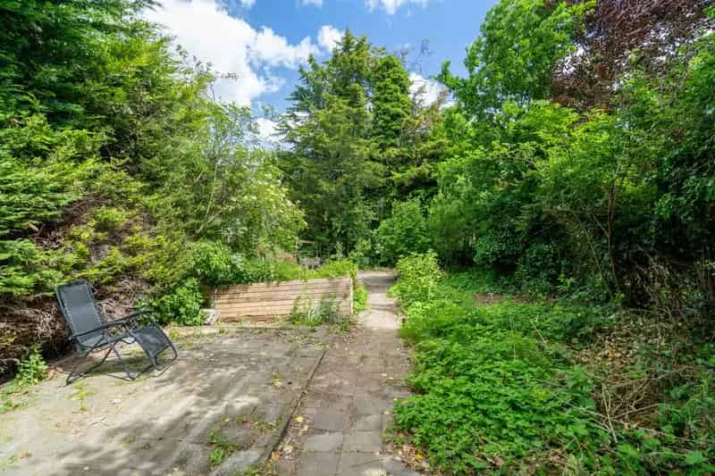 Hoekwoning Hoogvliet Dorpsdijk 315m2 tuin Gewelfkelder Modernisering