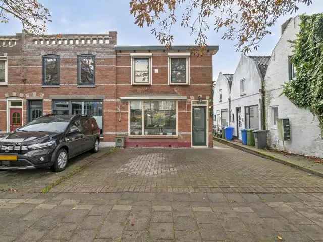 Hoekwoning Sliedrecht 3 slaapkamers diepe tuin 2 auto's
