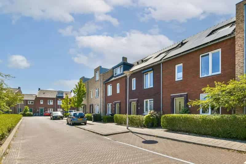 Diemen - Ruime 5 Slaapkamer Eengezinswoning met Parkeerplaats en Zonnepanelen
