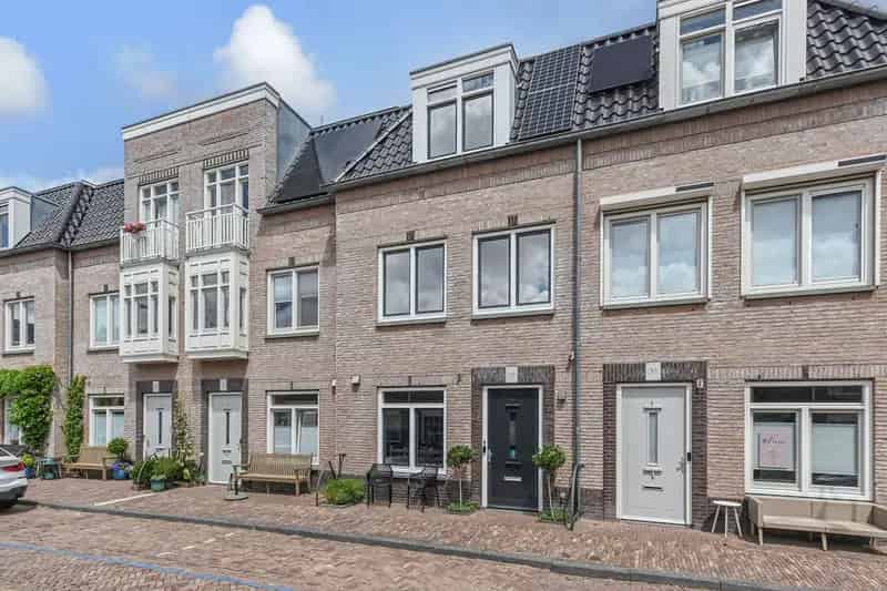 Herenhuis te koop Leidschendam 6 kamers tuin dakterras parkeerplaats