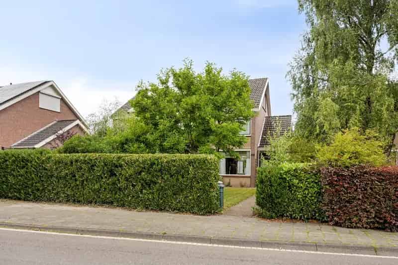 Ruime 5 Slaapkamers 2-onder-1-kapwoning met Dubbele Garage