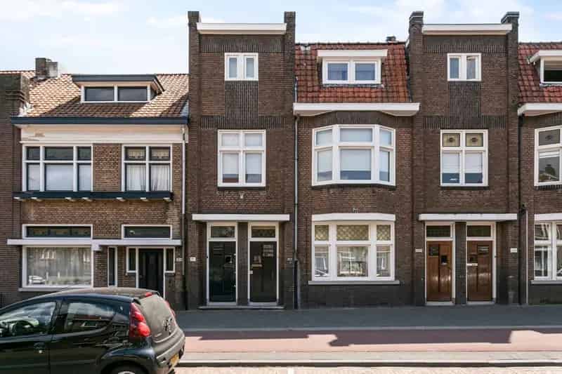 Royale Bovenwoning met Dakterras Nabij Centrum