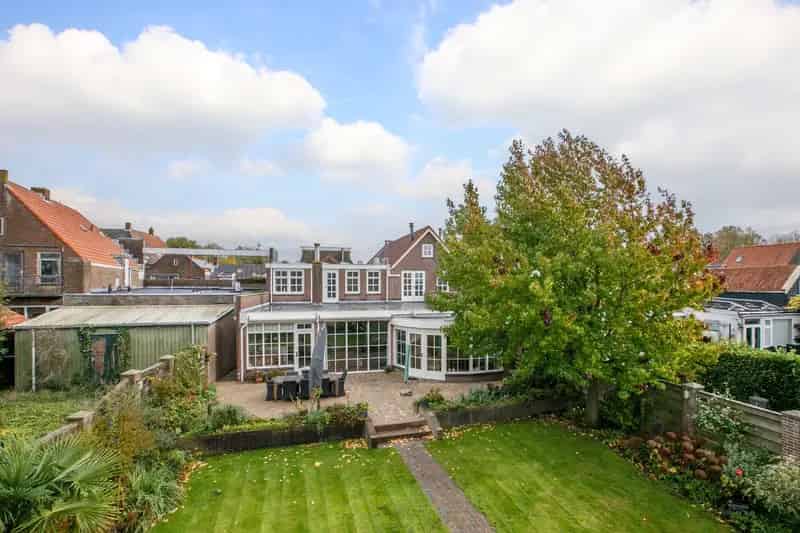 Winkel Den Bommel te koop: Ruime winkel met woning en garage