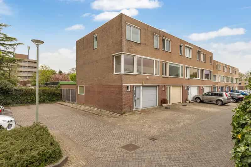 Gerenoveerde Eindwoning met Garage en Tuin in de Staart