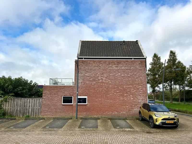 Hoekwoning Assendelft: Ruime 3 Slaapkamers, Tuin aan het Water