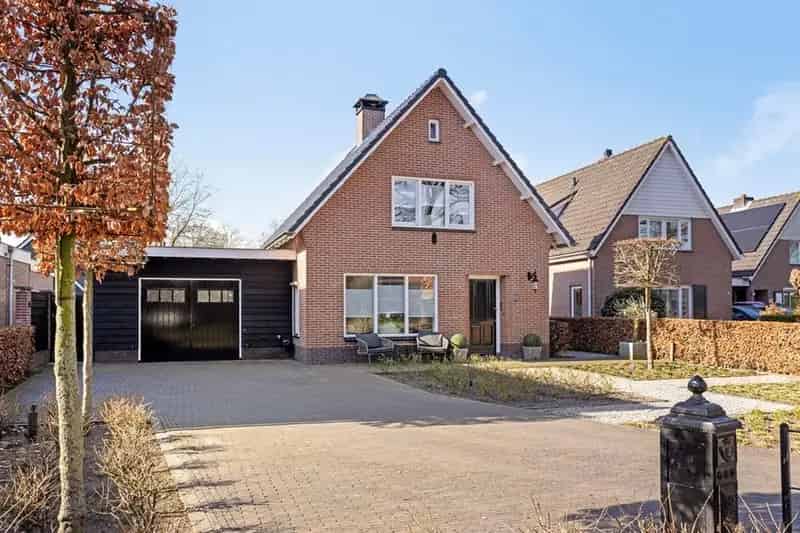 Jaren 50 woning Amerongen Grote garage Dubbele overkapping 3 slaapkamers