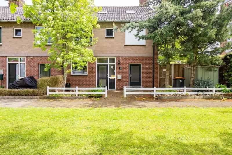 Ruime Hoekwoning 4 Slaapkamers Groene Omgeving