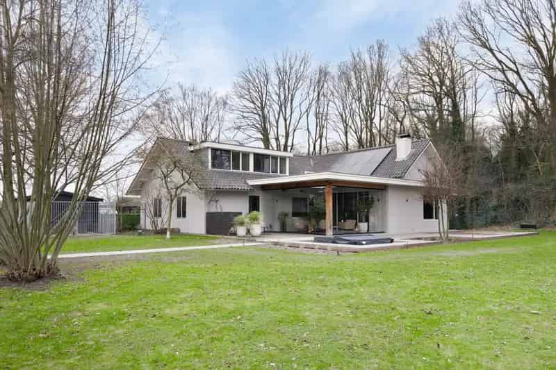 Luxe Vrijstaande Woning met Gastenverblijf en Paardenstal te Mill