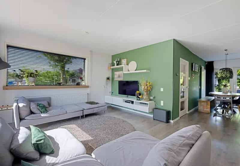 5 Slaapkamers Ruime Moderne Halvrijstaande Woning Grote Tuin