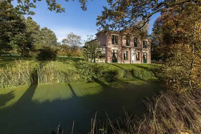 Landgoed De Flierkamp te Twello: 19e-eeuws Landhuis met Koetshuis