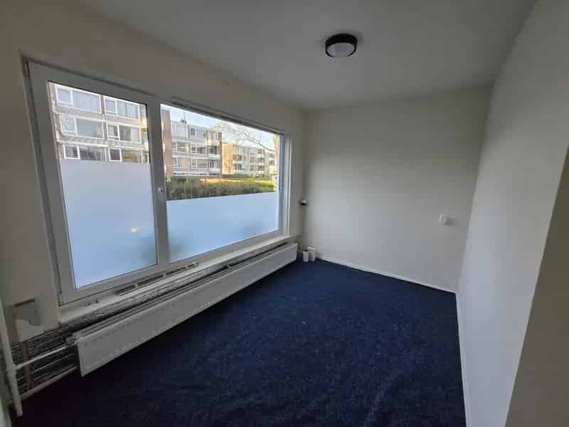 Lichte kamer begane grond te huur nabij centrum