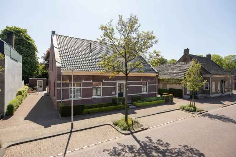 Huis te koop Sprundel: Royale vrijstaande woning met dubbele bewoning