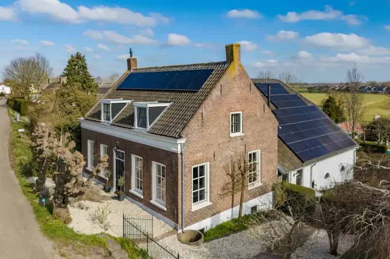 Monumentale Betuwse Boerderij met Zwembad te Koop