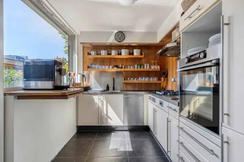 Hoekwoning Quirijnstok Tilburg: 2 slaapkamers, garage, tuinhuis