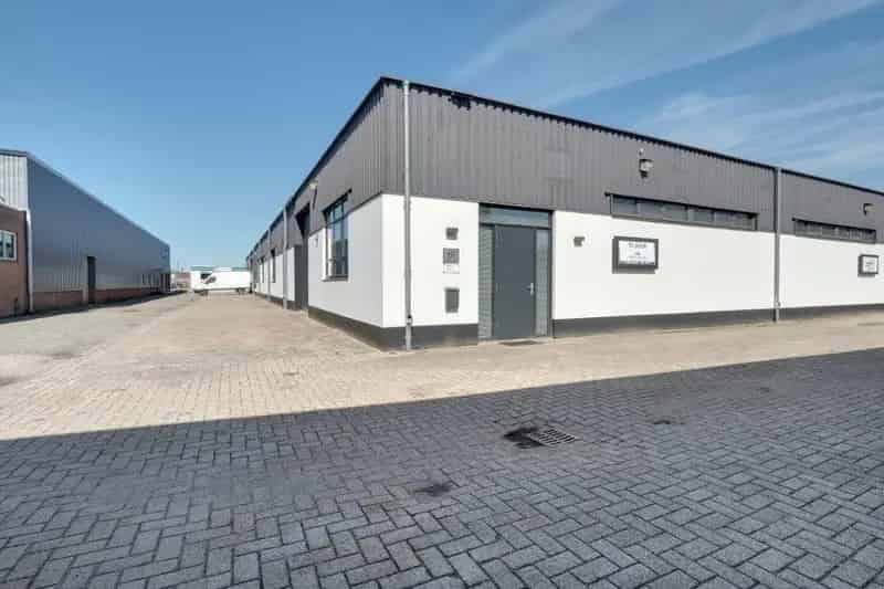 Bedrijfshal te Huur Elst 140m2 Kantoor Entresol Parkeergelegenheid