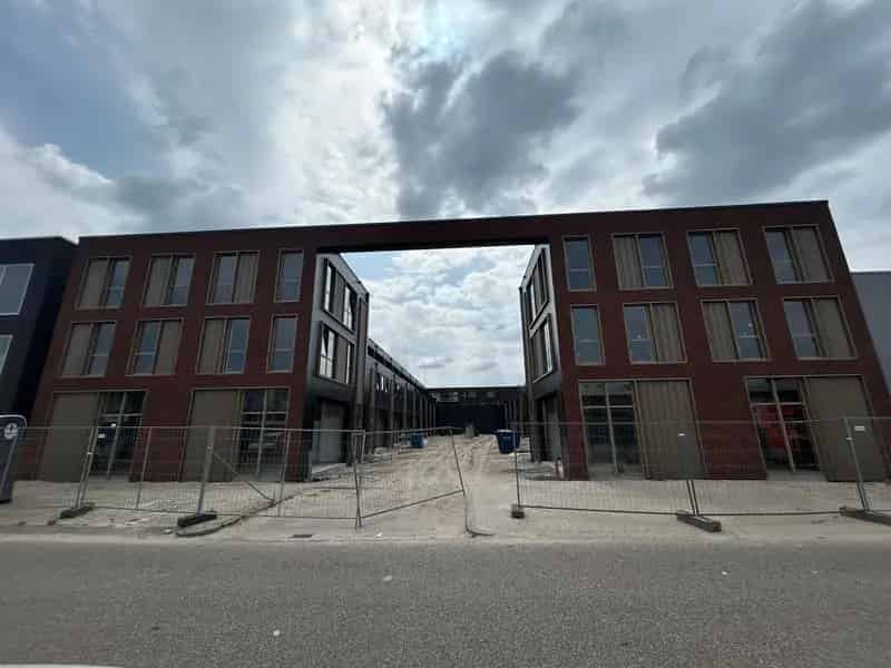Bedrijfshal te Huur Utrecht Nieuw Overvecht 49m2 Kantoor 49m2