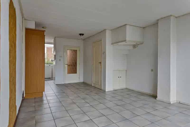 Tussenwoning Hoogvliet 3 kamers starters klussers tuin Energielabel B